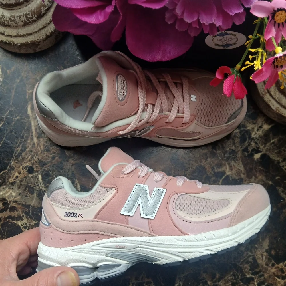 New Balance 2002R Rugged/Lifestyle Athletic Shoes Size 2 Youth for Girls